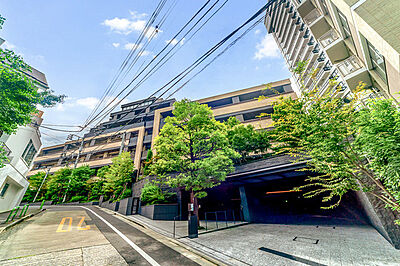 外観:2023年2月築、地上7階建の総戸数73戸。東京メトロ南北線「白金高輪」駅まで徒歩4分の立地です。【現地外観】 外観:2023年2月築、地上7階建の総戸数73戸。東京メトロ南北線「白金高輪」駅まで徒歩4分の立地です。【現地外観】