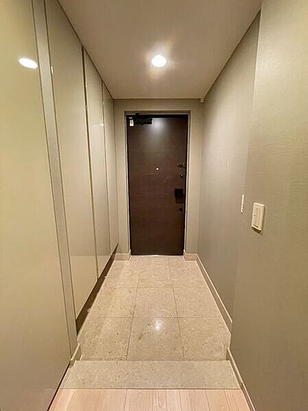 玄関には下足入が設けられています。下部のスペースに日常使いの靴を置くことができるフロートタイプです。【玄関】