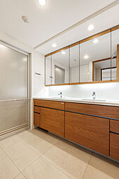 ご家族と横並びで身支度ができるワイドな2ボウル仕様の洗面化粧台です。洗面台横にリネン庫もございます。【洗面室】