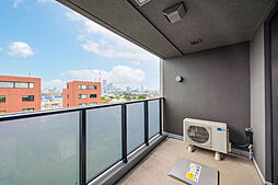 北向きバルコニーは、約15.4帖の洋室より出入り可能。寝具を干したり、就寝前に休憩したりと用途多彩。【バルコニー(北)】