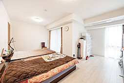 ※販売対象に家具・調度品は含まれません。ウォークインクローゼットが備わった、約15.4帖の洋室。眺望豊かなバルコニー付き。