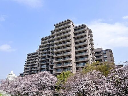 三菱地所分譲「パークハウス」シリーズ。東急多摩川線「鵜の木」駅徒歩6分など複数路線が利用可能です。【現地外観】