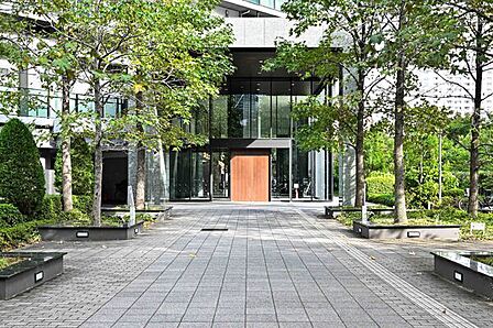 豊かな植栽に彩られたゆとりあるエントランスアプローチ。管理会社による日勤管理が行われています。【エントランス】