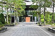 豊かな植栽に彩られたゆとりあるエントランスアプローチ。管理会社による日勤管理が行われています。【エントランス】