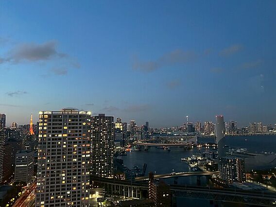 輝く夜景も楽し...