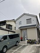 2018年4月築・木造2階建。土地面積はゆとりある約61.57坪(203.55平米)の広さです。【現地外観】