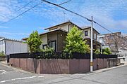 開放的な角地の邸。ASTY千草、ケーズデンキ 千種竹越店へ約200m。暮らしやすい住環境です。【前面道路含む現地写真】