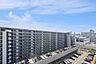 周辺：前面建物とは距離があり、採光が確保されています。是非、実際の陽当りなど、現地でご確認ください。【住戸からの眺望写真】