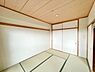 室内：和室には天袋付きの押入が設けられています。季節家電やかさばるものなどもすっきりと収納できそうです。【和室】