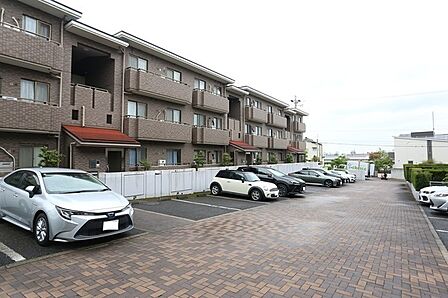 敷地内の平面自走式駐車場が利用できます(1台分、車種による)。詳細はお気軽にお問い合わせください。【現地外観写真】
