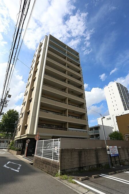 地上11階建の9階部分。地下鉄東山線の2駅が利用でき、行き先に合わせて駅を使い分けられます。【現地外観写真】