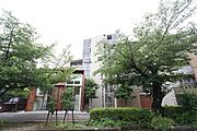 住戸前にはトランクルームが、また住戸内には納戸・ウォークインクローゼットが備わっています。【現地外観写真】