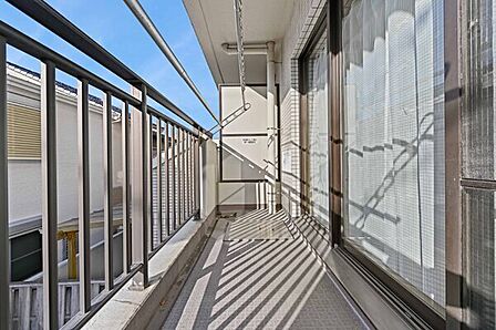 ※販売対象に家具・調度品は含まれません。LD側バルコニーは陽当りの良い南向き。天気の良い日は洗濯物がカラリと乾きそうです。