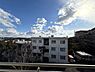 周辺：第一種低層住居専用地域・風致地区に位置しており、落ち着いた街並みが広がる、緑豊かな住宅地です。【バルコニーからの眺望】