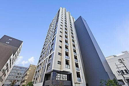 共用部には荷物の受取に便利な宅配ボックス有り。再配達依頼の手間が省け、気軽に外出できます。【現地外観写真】