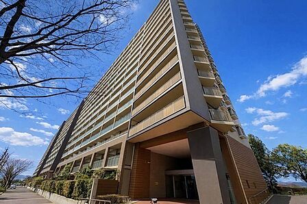 京阪本線「枚方公園」駅まで徒歩18分の立地。三菱地所グループ分譲のオール電化マンションです。【現地外観写真】