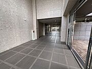 天井が高く、開放感のあるロビーです。総戸数164戸。地上15階建マンションの5階部分に位置します。【ロビー】
