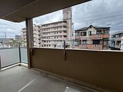 地上10階建2階部分に位置します。東・西・北の3方角住戸につき、陽当り・通風良好。快適に暮らせます。【住戸からの眺望写真】