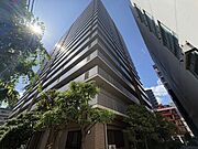 地上20階建5階部分に位置します。収納付きのDEN(納戸)や各洋室など、収納豊富な住戸です。【現地外観写真】