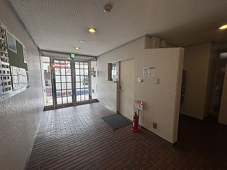 自然光を取り込む心地良い空間です。共用部は日本住宅管理株式会社によって日勤管理が実施されています。【共用部】