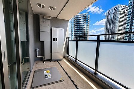 7.11平米、洋室約6帖から出入り可能な東向きバルコニー。晴れた日には屋外でのひと時も楽しめます。【バルコニー】