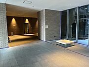 オートロック、モニタ付きインターホンが搭載され防犯面に配慮。24時間利用可能なゴミドラム有り。【エントランス】