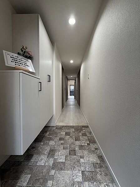 ※販売対象に家具・調度品は含まれません。フロートタイプのシューズボックスで、下部に普段使いの靴を収納していただけます。