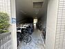 その他：収容力が高い2段ラック式の駐輪場です。屋根があるため、雨によるサビ、劣化などを軽減できそうです。【駐輪場】