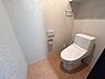トイレ：快適に使用できる温水洗浄便座付きトイレです。室内に吊戸棚が備わっており、掃除用具等が収納可能です。【トイレ】