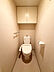 トイレ：温水洗浄便座付きです。上部に吊り戸棚があり、トイレットペーパーなどのストックにご活用いただけます。【トイレ】