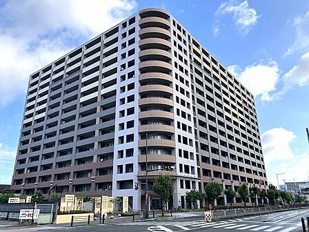 アーバンライフ(現三菱地所グループ)分譲、南海辰村建設施工。ペットと暮らせます(規約による制限有)。【現地外観写真】
