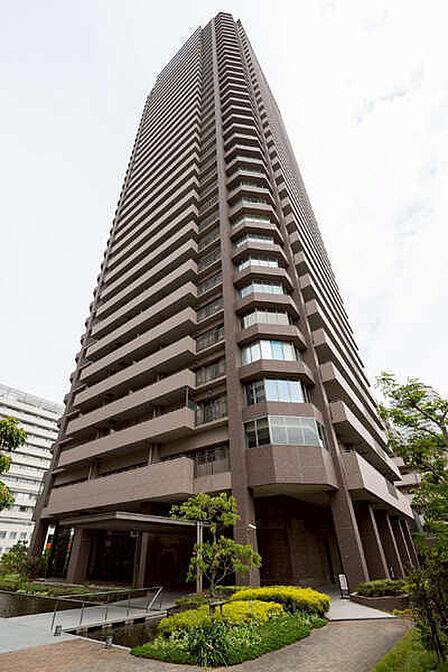 地上37階建・免震構造タワーマンションの19階部分、北東向き角住戸。複数路線利用可能な立地です。【現地外観写真】
