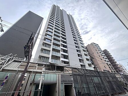 大阪メトロ谷町線「阿倍野」駅まで徒歩1分。地上25階建・総戸数132戸の大規模タワーマンションです。【現地外観写真】