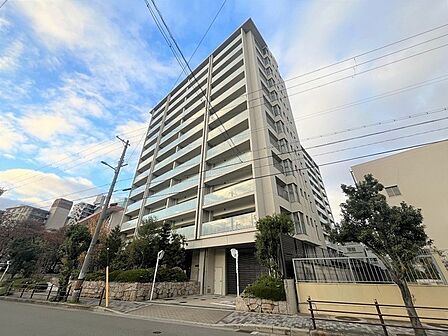 「一括高圧受電」と「太陽光発電」を組み合わせたエコシステム「soleco」が採用されています。【現地外観写真】