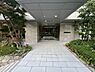エントランス：大阪市立常盤小学校まで約350m、大阪市立文の里中学校まで約380m。通学負担が少ない住環境です。【エントランス】