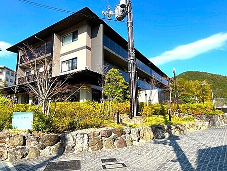JR東海道本線・地下鉄東西線「山科」駅徒歩8分。京都中心部や大阪方面へのアクセスもスムーズです。【現地外観】