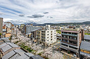 高瀬川沿いに咲く春の桜や秋の紅葉など、四季折々の景色をお楽しみいただけます(天候による)。【住戸からの眺望写真】