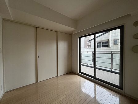 隣接する洋室(約5.2帖)と繋がる扉は、来客時は閉めておくなど、シーンに合わせて活用できます。【DK】