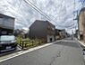 その他：前面道路は幅員約8.3m。ゆったりとした幅員で前面建物の圧迫感が少なく、お車の出入りもスムーズです。【前面道路含む現地写真】