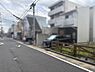 その他：周囲には既に建物が建っているため、採光状況や窓の位置などを考慮したプランニングが可能です。【前面道路含む現地写真】