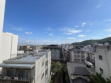 天気の良い日は晴れ渡る青空を望みます。最上階部分につき、上階からの足音なども気になりません。【住戸からの眺望】