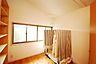 室内：※販売対象に家具・調度品は含まれません。玄関からすぐの位置にある洋室約4.5帖。棚や収納が設けられており多用途に使えます。