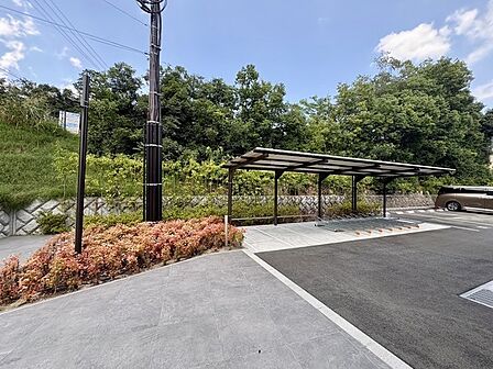 共用部には、駐輪場やバイク置き場、駐車場が設けられています。空き状況など、お気軽にご相談ください。【共用部】
