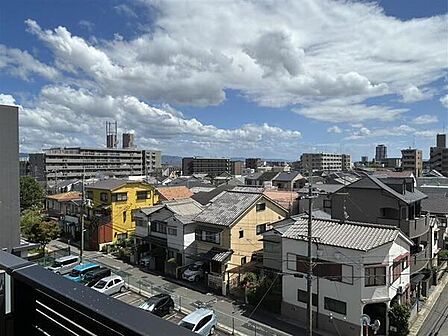 周辺は戸建住宅やマンションなどが建ち並ぶ住宅街。天気の良い日は、気持ち良い青空を望めます。【住戸からの眺望】