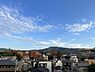 周辺：目の前に視界を遮るものなく、開放的な景色。晴れた日には、豊かな山々や気持ち良い青空を望めます。【住戸からの眺望】