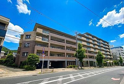 外観:地下鉄東西線「御陵」駅・京阪京津線「御陵」駅まで徒歩3分。地上7階建ての2階に位置する角住戸です。【現地外観写真】 外観:地下鉄東西線「御陵」駅・京阪京津線「御陵」駅まで徒歩3分。地上7階建ての2階に位置する角住戸です。【現地外観写真】