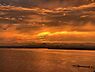 周辺：美しい真っ赤な夕焼けの空と琵琶湖の景色です。自然を身近に感じながらお過ごしいただける住戸です。【住戸からの眺望】