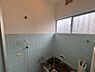 浴室：一日の疲れを癒す浴室です。外からの視線に配慮された高めの位置に窓が設けられており、換気も可能です。【浴室】