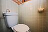 トイレ：トイレには窓が備わっており、匂いや湿気対策に自然換気ができます。壁は清潔が保ちやすいタイル貼りです。【トイレ】