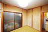 室内：※販売対象に家具・調度品は含まれません。ダイニングキッチンは約6帖。西側には多目的に活用できる板間が備わっています。